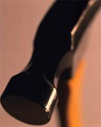 Muerte a martillazos