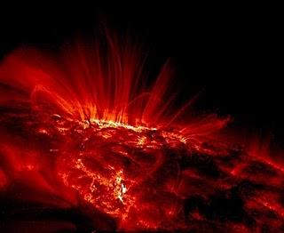 Imagen de mancha solar vista en luz ultravioleta por TRACE