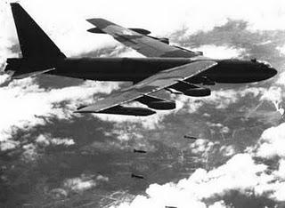 B-52 bombardean Vietnam del Norte