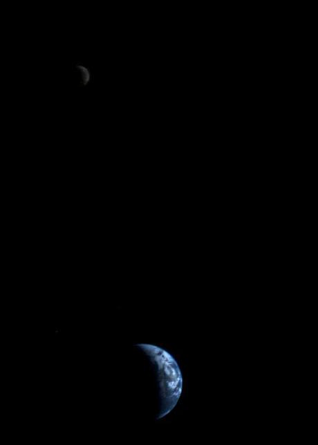 La Tierra y la Luna en creciente