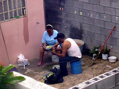 Comiendo en el patio