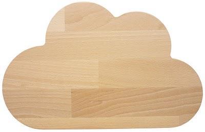 Una bandeja de madera con forma de nube