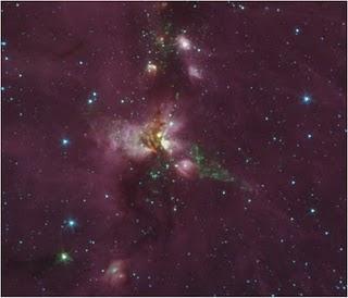 Una imagen infrarroja de la región DR21 de flujo, vista por el Telescopio Espacial Spitzer