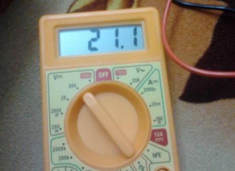 Cómo probar su ordenador portátil adaptador de corriente AC usando multímetro-Paso 3