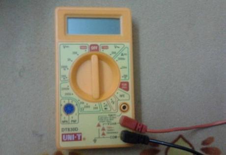 Cómo probar su ordenador portátil adaptador de corriente AC usando multímetro - Paso 2