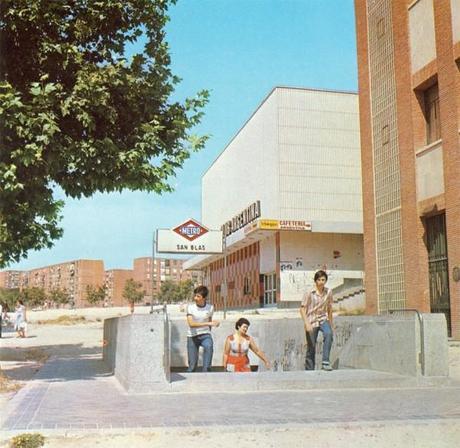 Y al volver la vista atrás… metro-san-blas-79-red