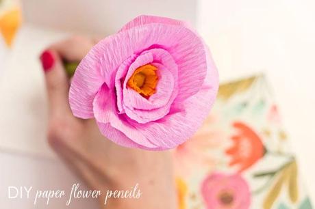 DIY......UN LAPICERO EN FORMA DE FLOR