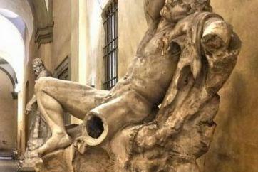 La epidemia de los #selfies o de cómo el narcisismo rompe una estatua en Milán [reflexión]