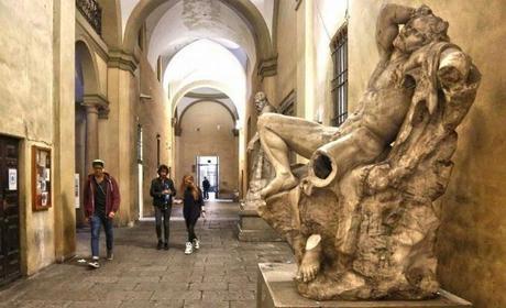 La epidemia de los #selfies o de cómo el narcisismo rompe una estatua en Milán [reflexión]