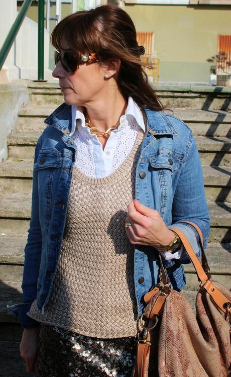MIS LOOKS - FALDA DE PAILETTES CON CAZADORA VAQUERA