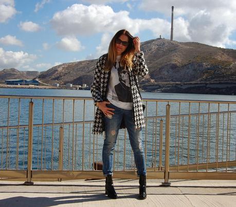 Ripped Jeans & Rock & Pata de Gallo