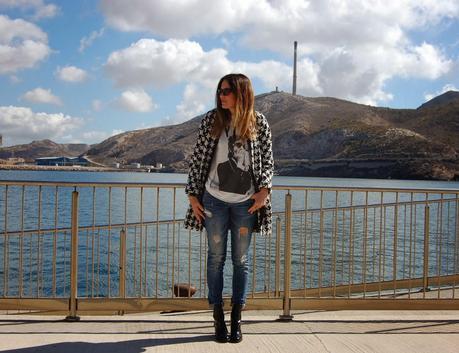 Ripped Jeans & Rock & Pata de Gallo