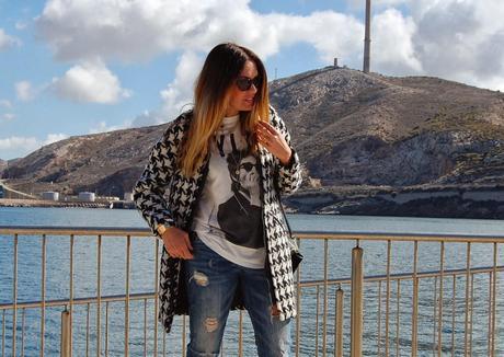 Ripped Jeans & Rock & Pata de Gallo