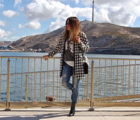 Ripped Jeans & Rock & Pata de Gallo