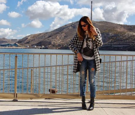 Ripped Jeans & Rock & Pata de Gallo