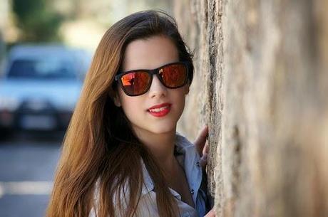 Silvia Silvins (Miss Greyhound) con gafas de sol 41 eyewear gafas de sol
