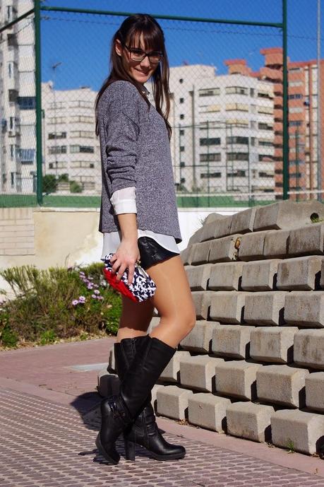 Capa roja y cuero negro