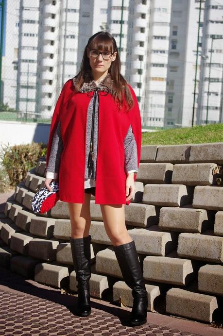 Capa roja y cuero negro