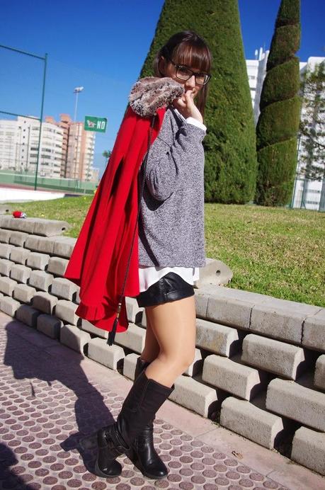 Capa roja y cuero negro