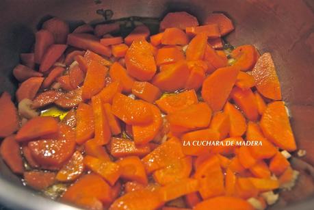 CONEJO EN SALSA DE AJOS Y ZANAHORIAS