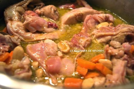 CONEJO EN SALSA DE AJOS Y ZANAHORIAS