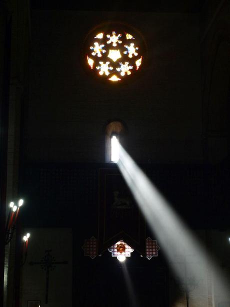 Un haz de luz en Omnium Sanctorum.