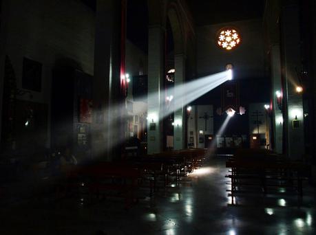 Un haz de luz en Omnium Sanctorum.