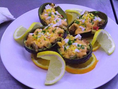 Barca de Aguacate con Langostinos Barca de Aguacate con Langostinos