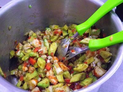 Barca de Aguacate con Langostinos Barca de Aguacate con Langostinos