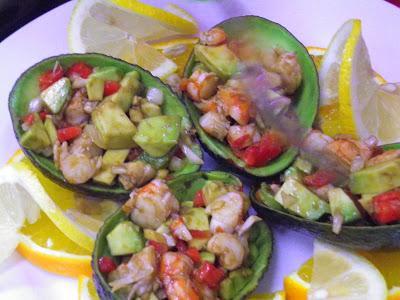 Barca de Aguacate con Langostinos Barca de Aguacate con Langostinos
