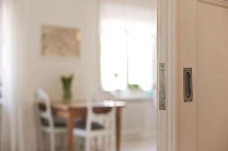 puertas correderas laundry room lavandería Ideas deco para un piso nórdico pequeño encimera hormigón decoracion diseño interiores blog de decoración nórdica escandinava amueblar pasillos grandes 