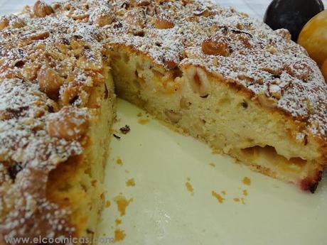 Pastel de ciruelas y avellanas