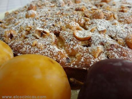 Pastel de ciruelas y avellanas