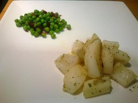 Sepia a la plancha adornado de guisantes con jamon