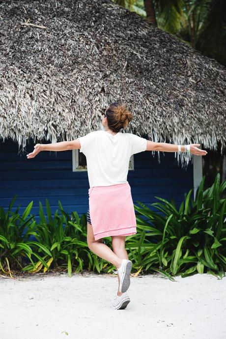 Stripped_Skirt-Couture_Top-Outfit-Converse-street_Style-1