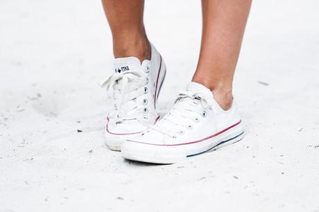 Stripped_Skirt-Couture_Top-Outfit-Converse-street_Style-6