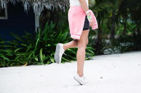 Stripped_Skirt-Couture_Top-Outfit-Converse-street_Style-12