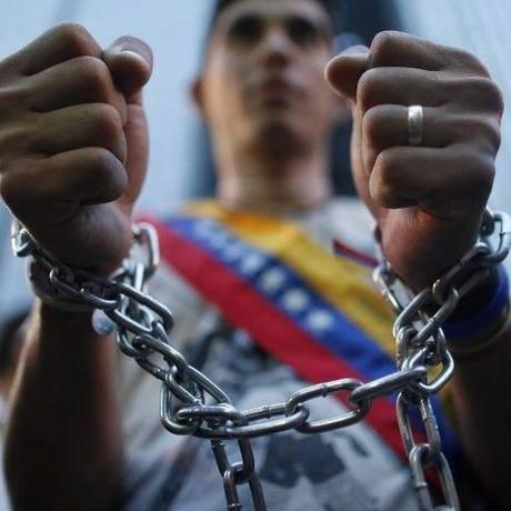 Foto: NOCHE LARGA Un muerto en la castellana, otro en caricuao, dos en petare, Un señor en bellomonte.Que pasa? y la policia buscando estudiantes.