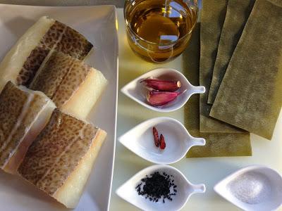 Sorpresa de Bacalao sobre Coulis de Piquillos.