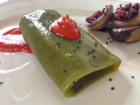 Sorpresa de Bacalao sobre Coulis de Piquillos.