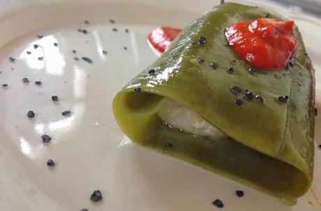 Sorpresa de Bacalao sobre Coulis de Piquillos.