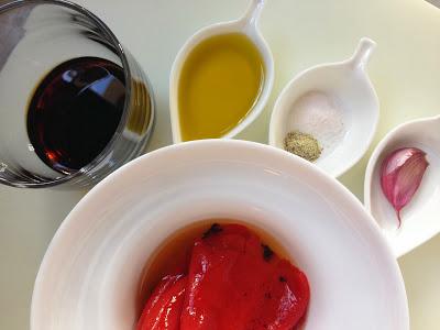 Sorpresa de Bacalao sobre Coulis de Piquillos.