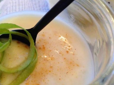 Yogur con Crema de Almendras y Manzana Verde.