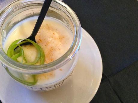 Yogur con Crema de Almendras y Manzana Verde.