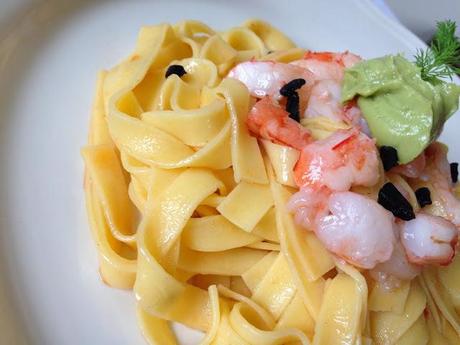 Pasta Fresca con Gambones y Aguacate al Ajo Negro.