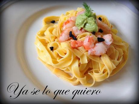 Pasta Fresca con Gambones y Aguacate al Ajo Negro.