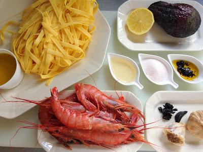 Pasta Fresca con Gambones y Aguacate al Ajo Negro.
