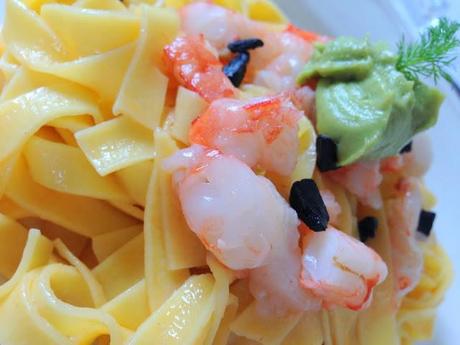 Pasta Fresca con Gambones y Aguacate al Ajo Negro.