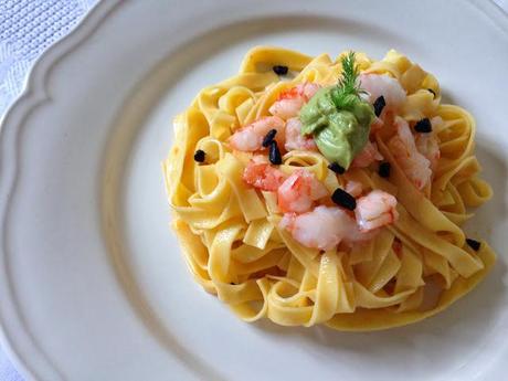Pasta Fresca con Gambones y Aguacate al Ajo Negro.