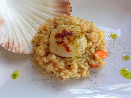 Arroz Meloso con Vieiras y Alma de Caviar Riofrío.